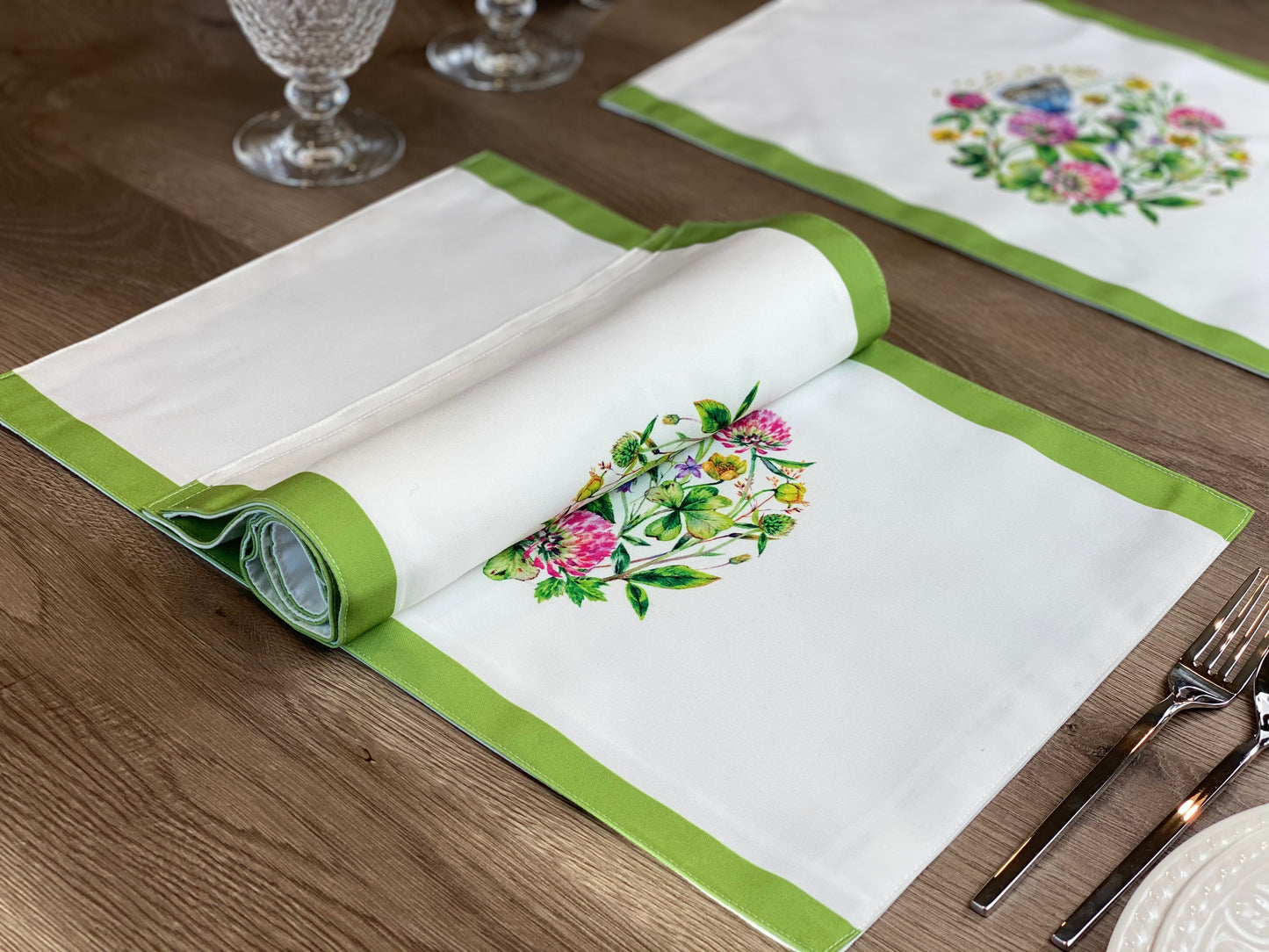 Set of 4 Wildflowers and clover Bouquet Placemat, Vintage Botanical pattern, Machine washable Placemat
